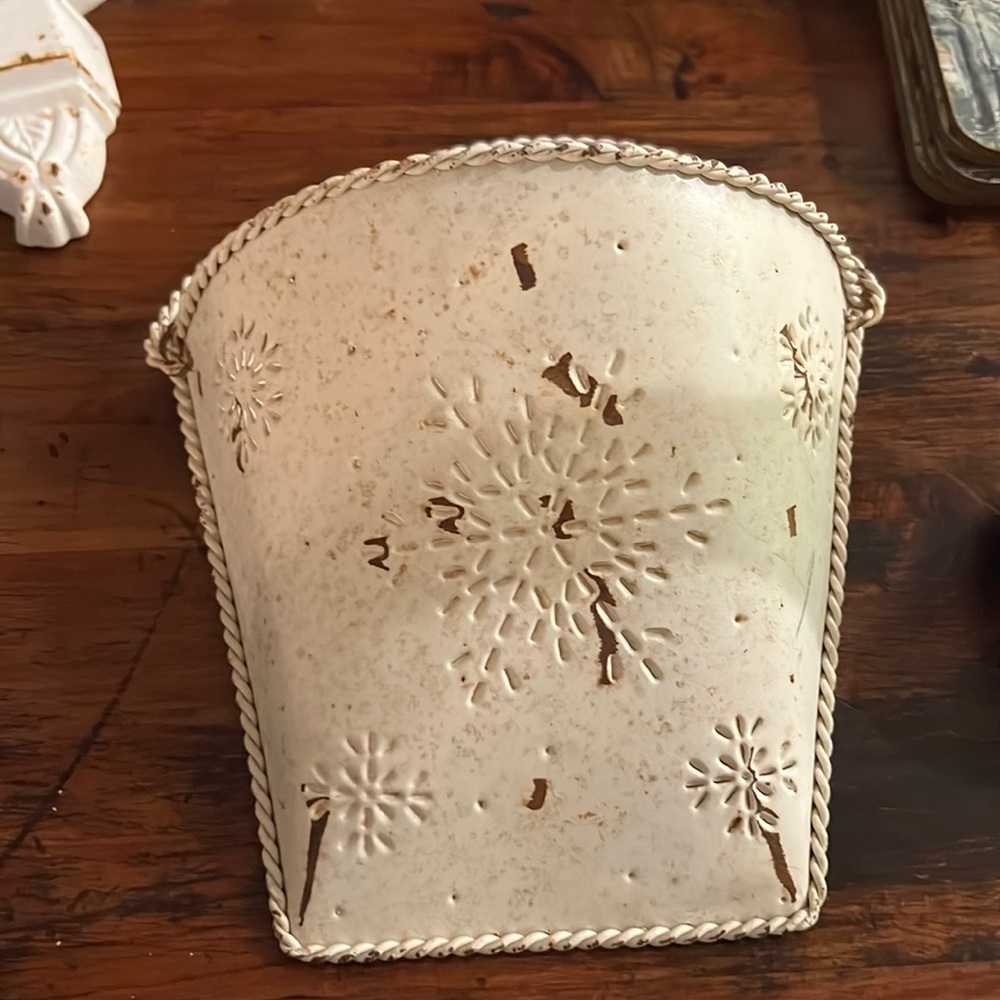 Metal wall pocket